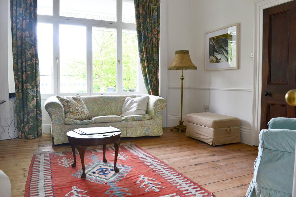 8A Spring Gardens Hotel Хавърфордуест Екстериор снимка